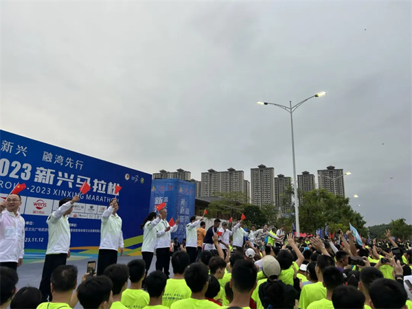 熱血沸騰，馬拉松精神和新河精神的共融！乘風好去，碧道數里，直下看新河。在風起云涌的2023年，新河鋁材以一種特別的方式在業界和社會上留下了深刻的印記——他們選擇馬拉松這個充滿挑戰的平臺，來展現企業的活力和對可持續發展的承諾。這家以創新精神和環保理念為驅動力的企業，通過參與備受矚目的新興馬拉松比賽，成為健康生活方式的倡導者和推廣者。